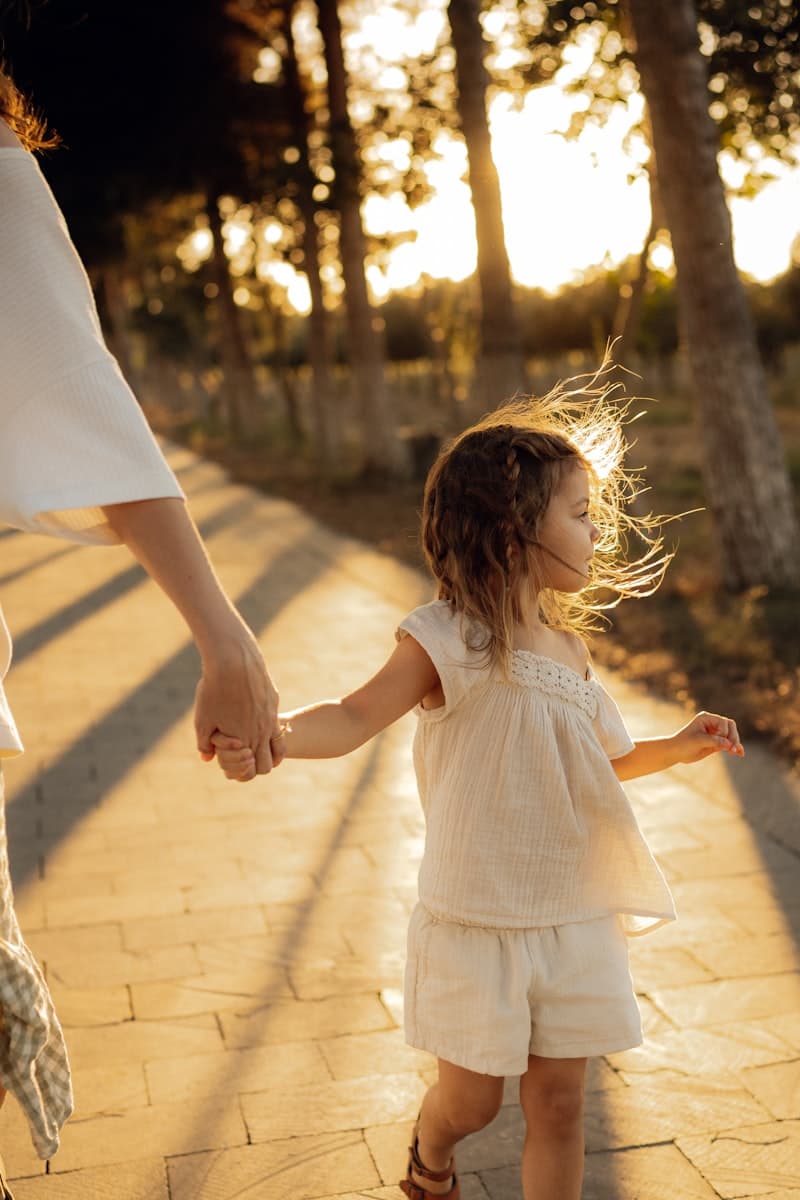Parent et enfant marchant main dans la main